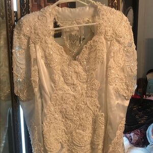 Woman’s VTG  styled elegant white pearl backless wedding dress